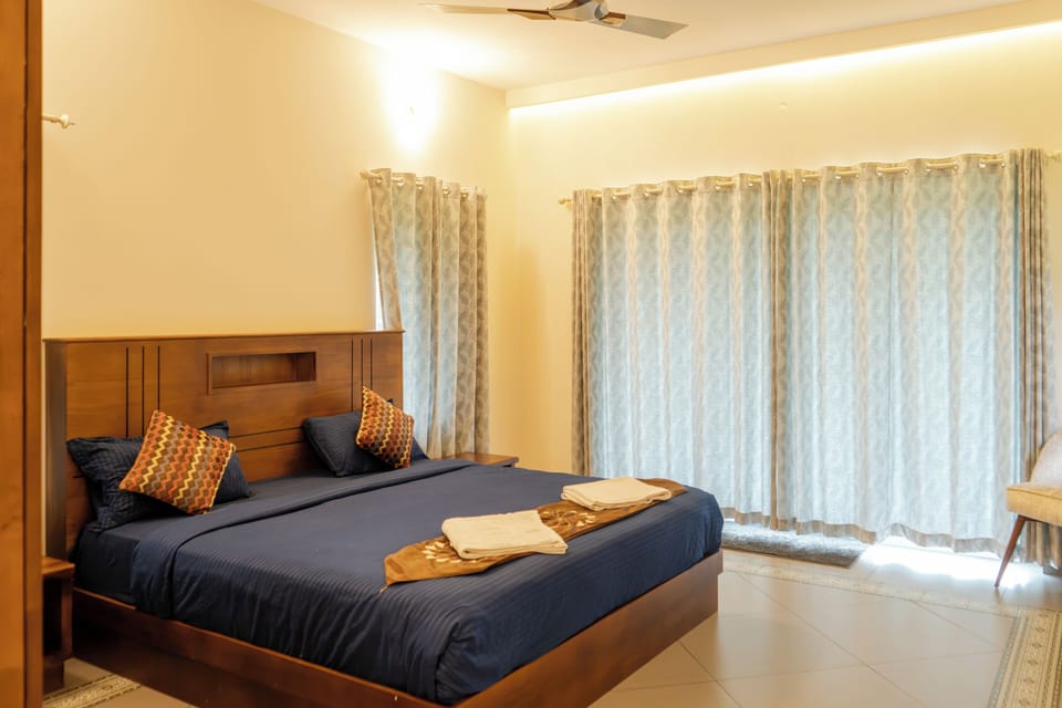 Executive Room, River View | Desk, WiFi (free)