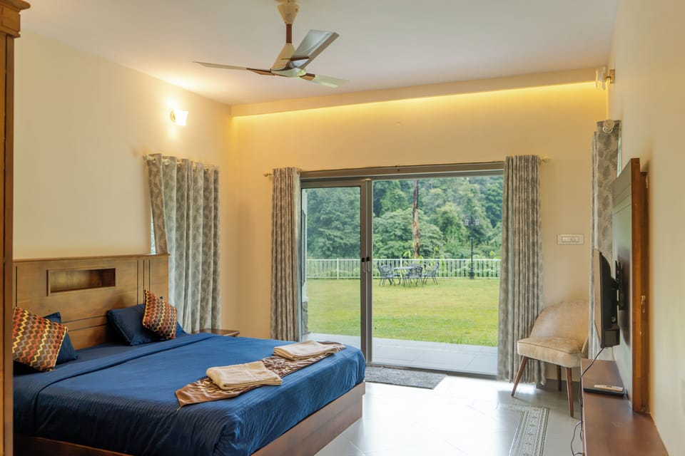 Executive Room, River View | Desk, WiFi (free)