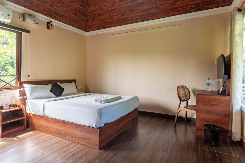 Suite | Desk, WiFi (free)