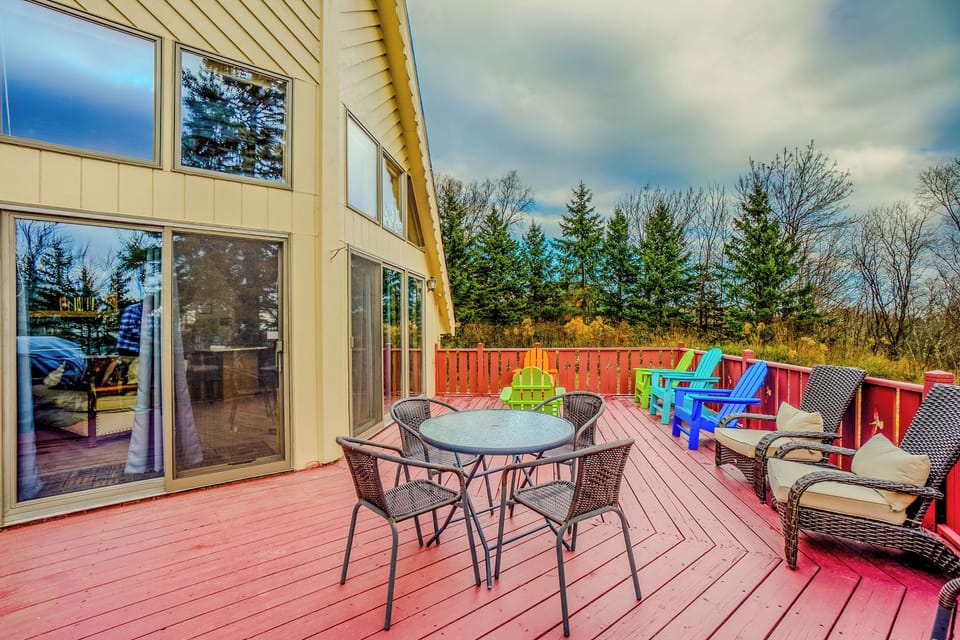Chalet - Private deck with outdoor dining surrounded by peaceful trees.