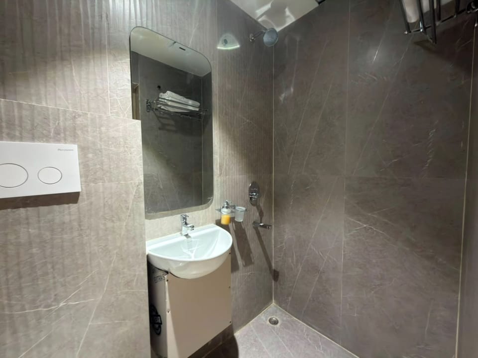 Twin Room | Bathroom | Free toiletries, towels