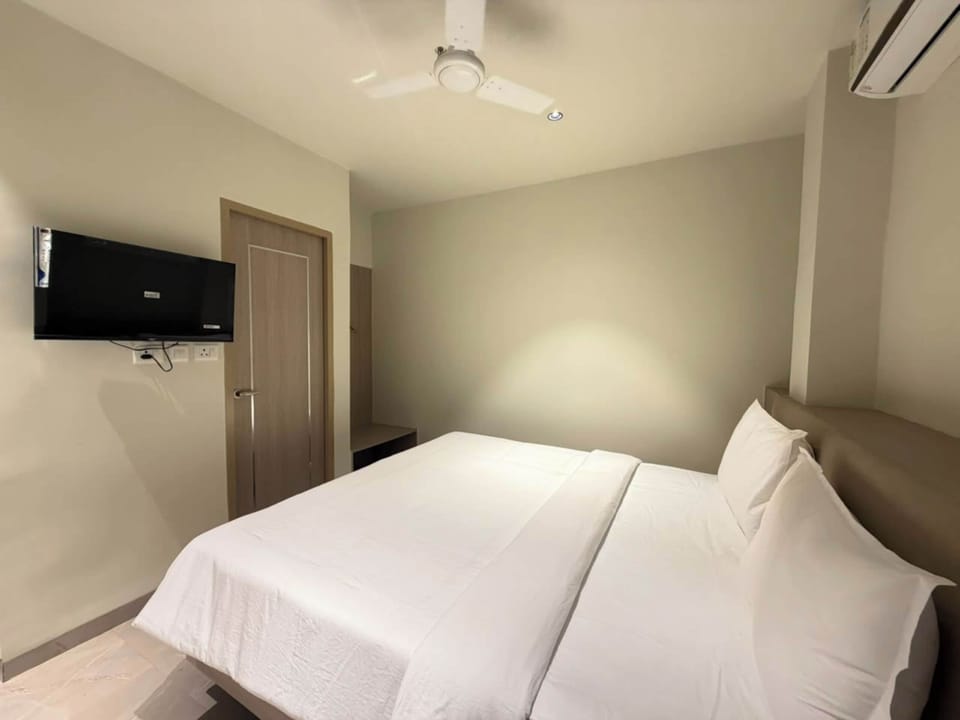 Royal Room | Desk, laptop workspace, WiFi (free)
