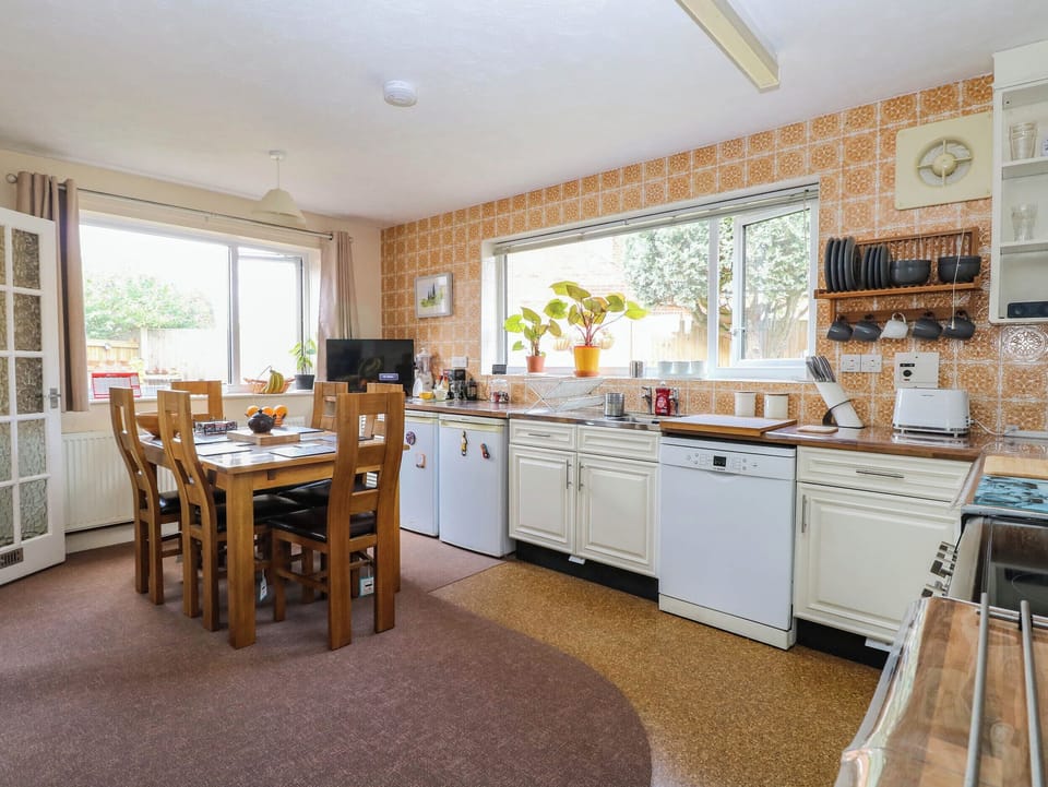 Dishwasher, cookware/dishes/utensils