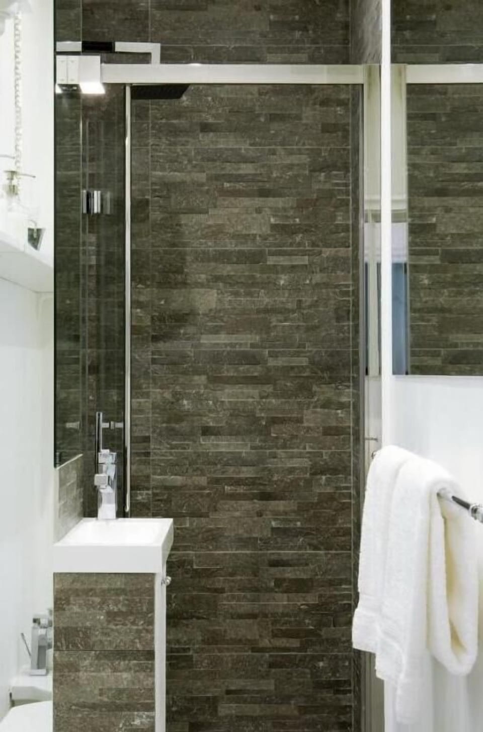Shower, rainfall showerhead, free toiletries, hair dryer