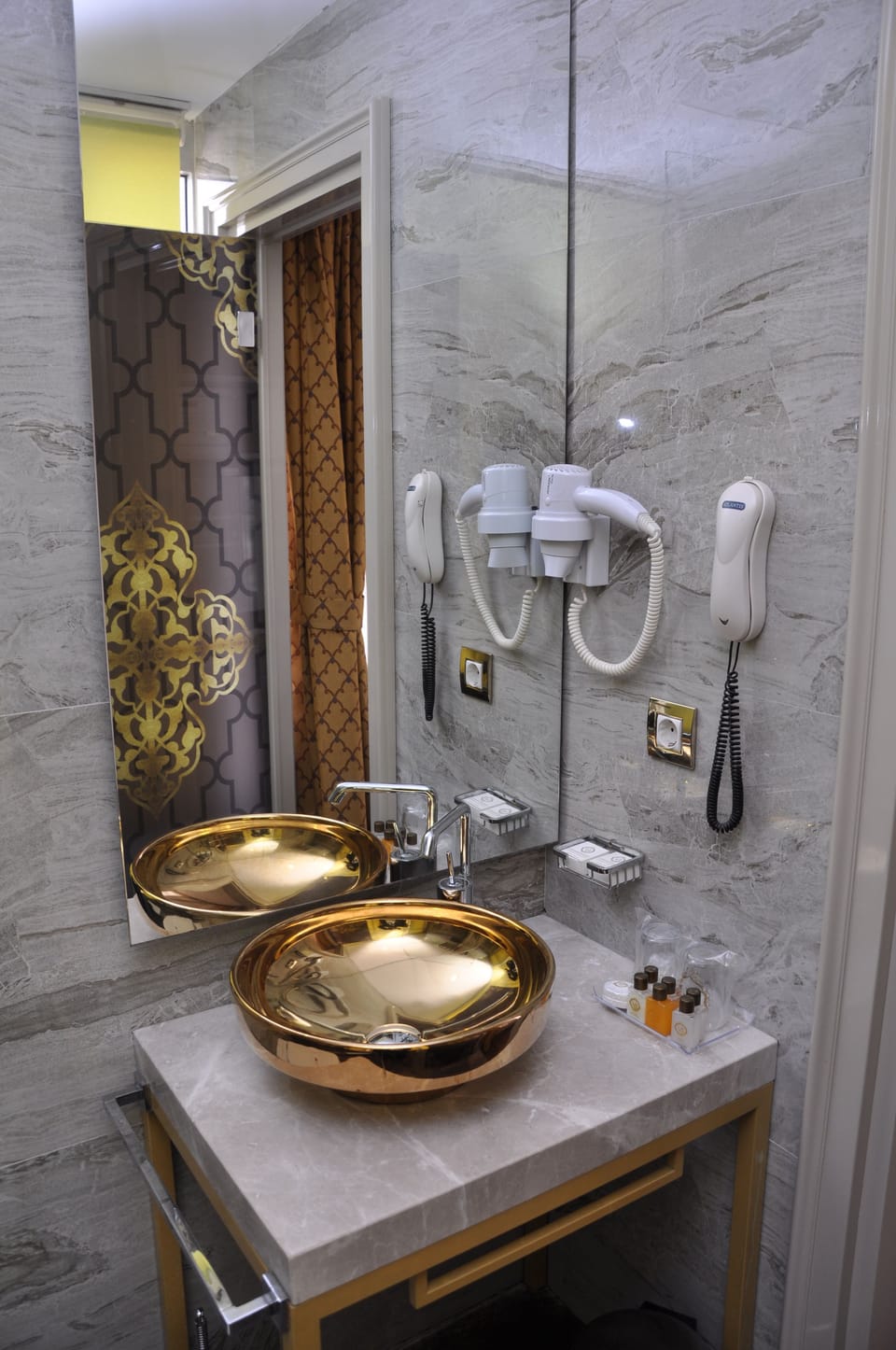 Economy Room | Bathroom | Shower, free toiletries, hair dryer, bathrobes