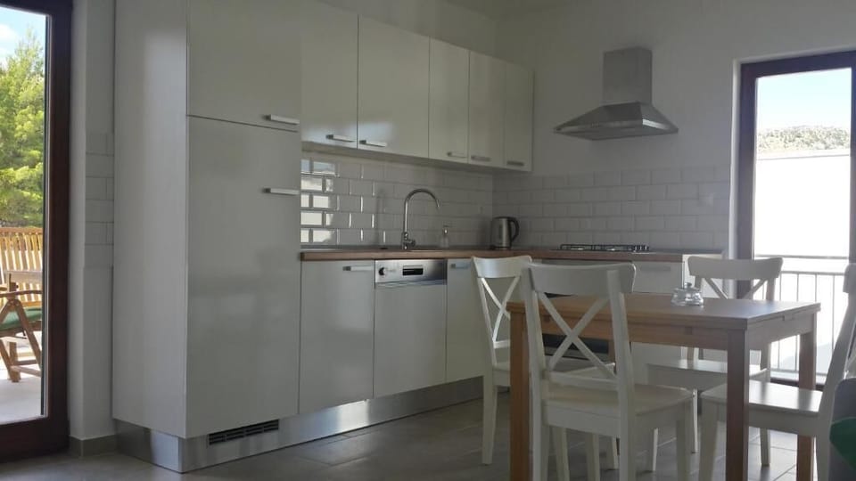 Comfort Apartment, Sea View | Private kitchen