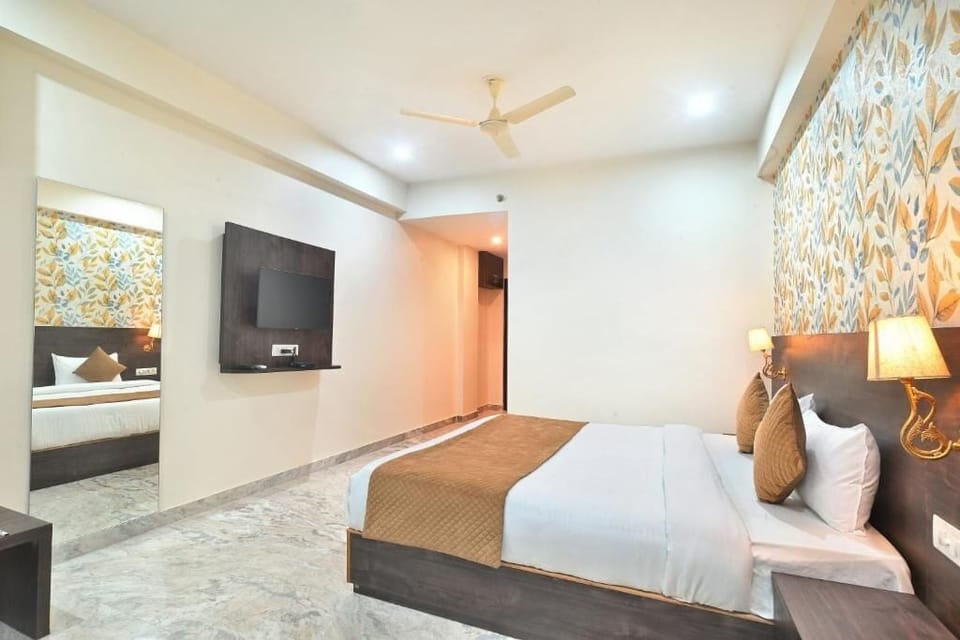Deluxe Double Room, City View | Desk, laptop workspace, soundproofing, iron/ironing board (on request)