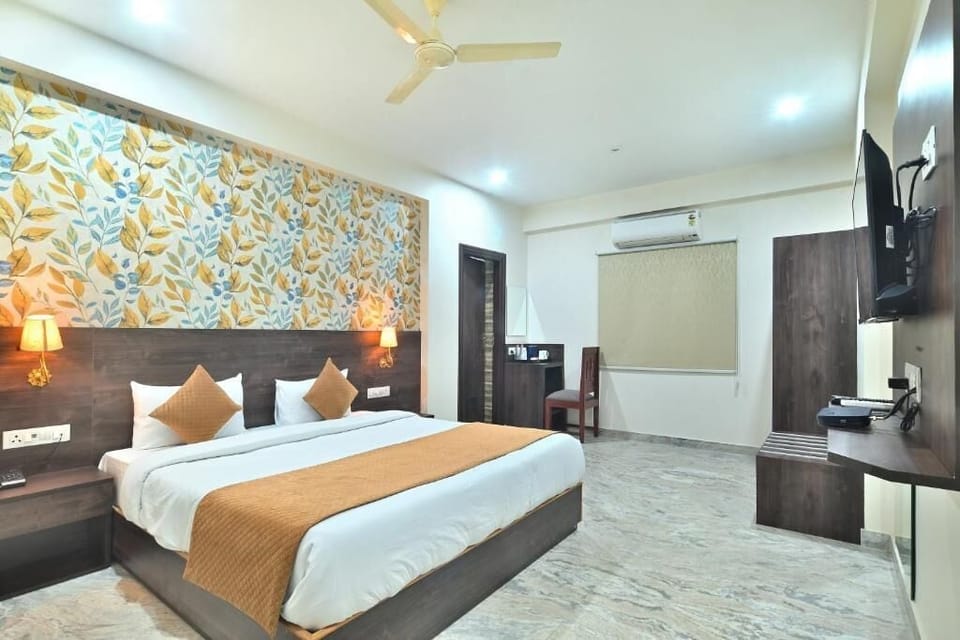 Deluxe Double Room, City View | Desk, laptop workspace, soundproofing, iron/ironing board (on request)