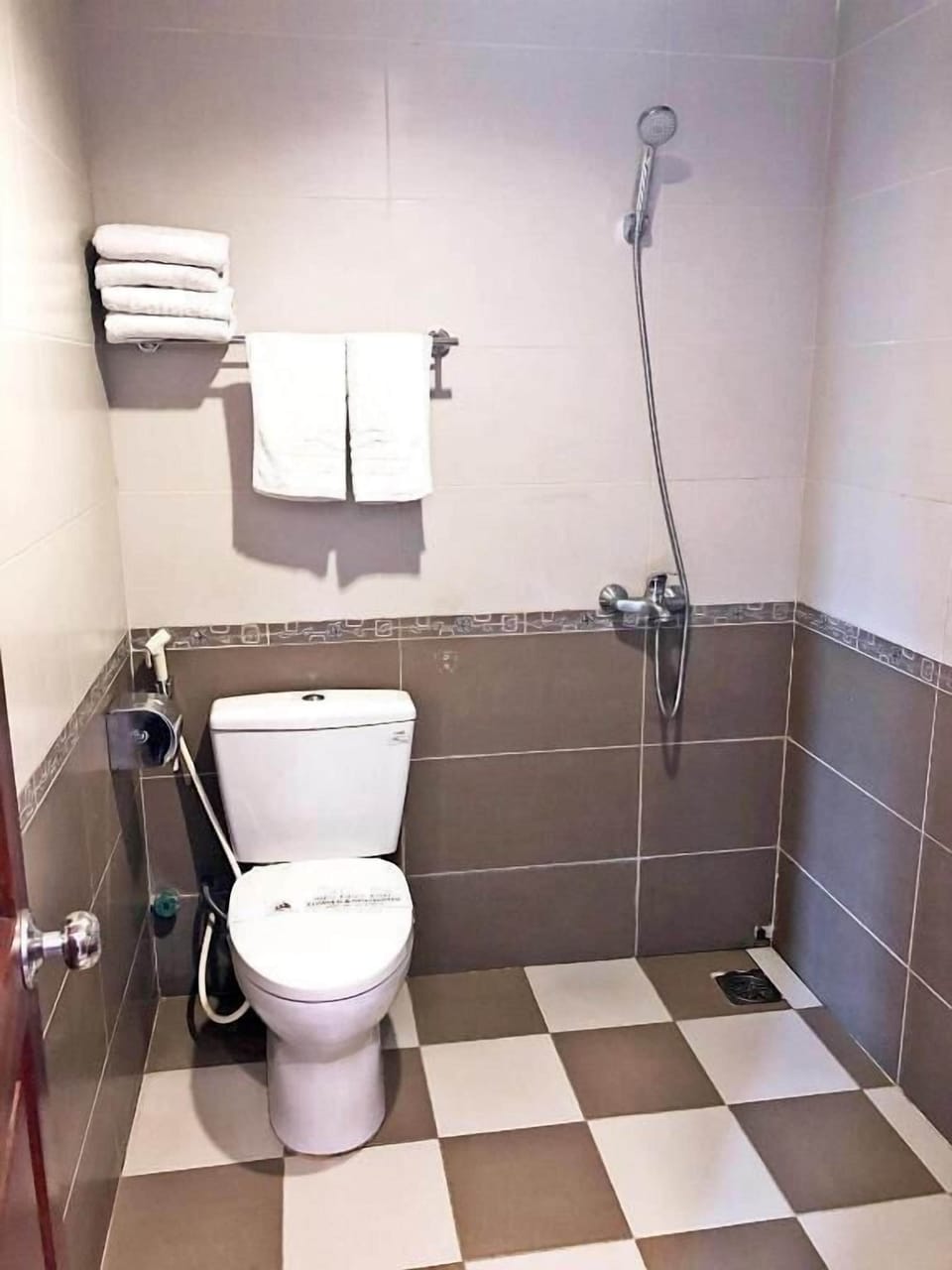 Basic Double Room | Bathroom | Slippers, soap, shampoo, toilet paper