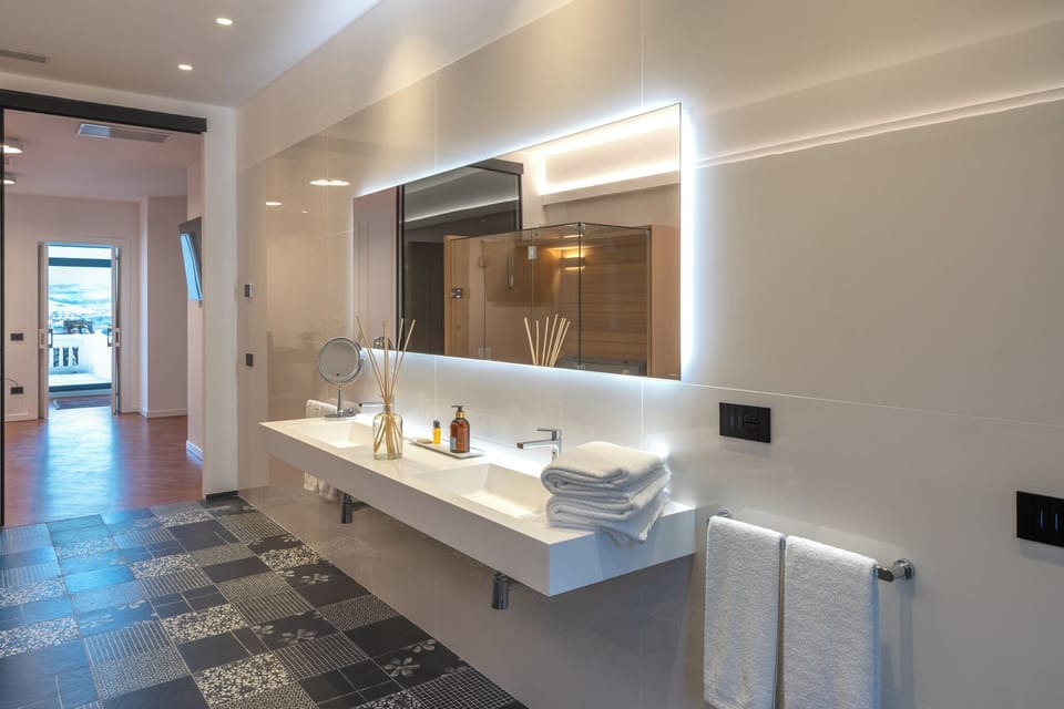 Luxury Suite, Park View | Bathroom | Free toiletries, hair dryer, slippers, towels