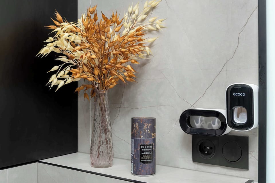 The bathroom's modern amenities ensure a comfortable stay.