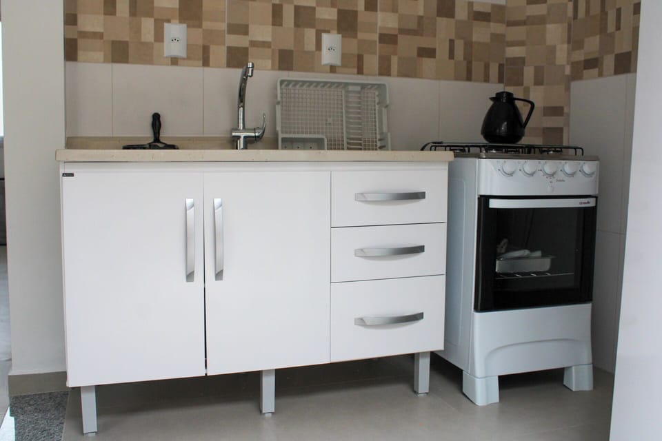 Microwave, cookware/dishes/utensils