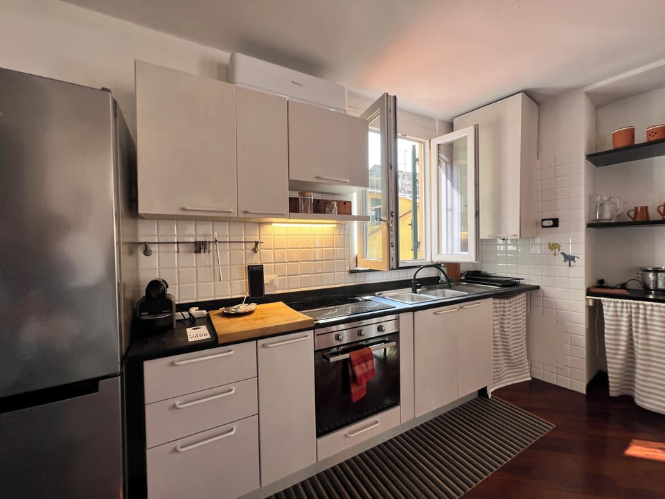 City Apartment, City View | Private kitchen | Fridge, microwave, stovetop, cookware/dishes/utensils