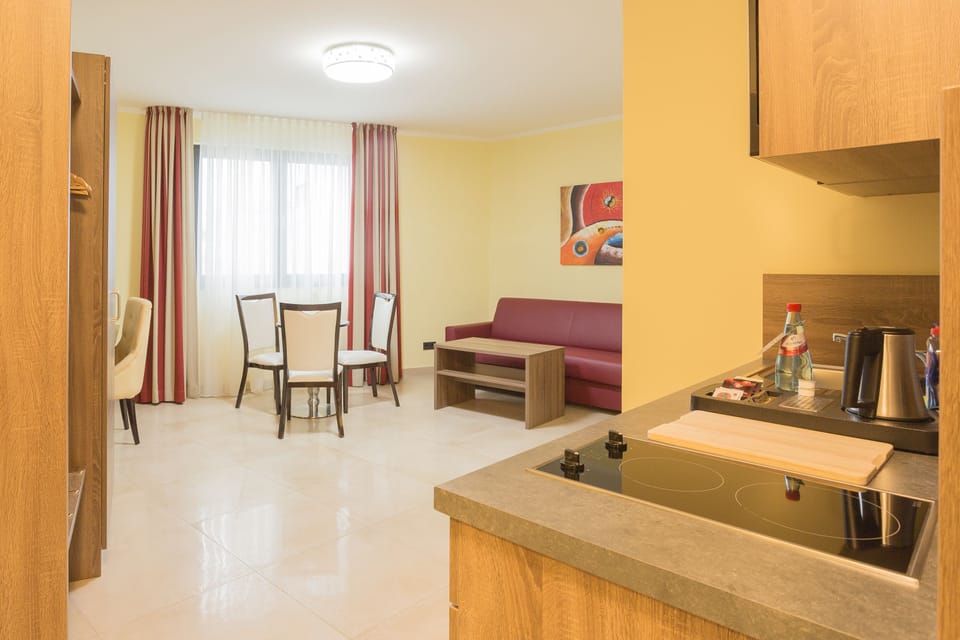 Junior Suite | Living room | Flat-screen TV, heated floors