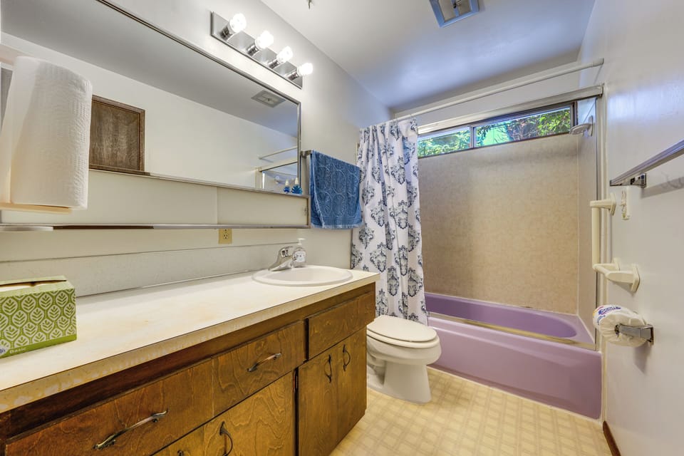 Private Yard & Patio! Pet-friendly Lynnwood Home Cottage in Lynnwood
