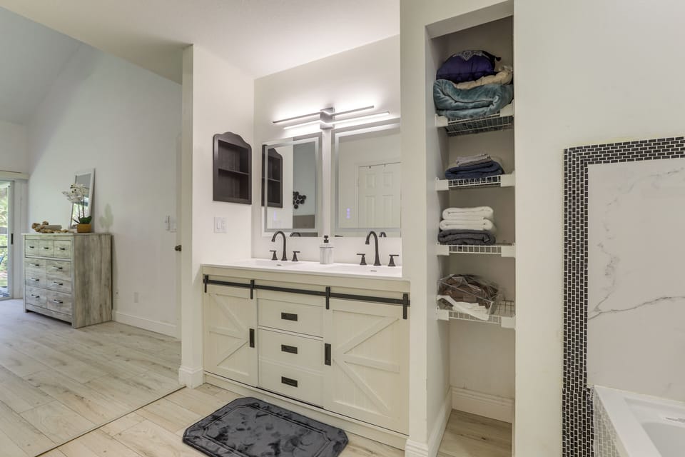 4 Mi to Sea Turtle Beach! Family Retreat w/ Yard Apartment in Jensen Beach