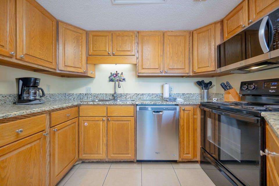 Condo, 1 Bedroom | Private kitchen | Coffee/tea maker, fridge, oven