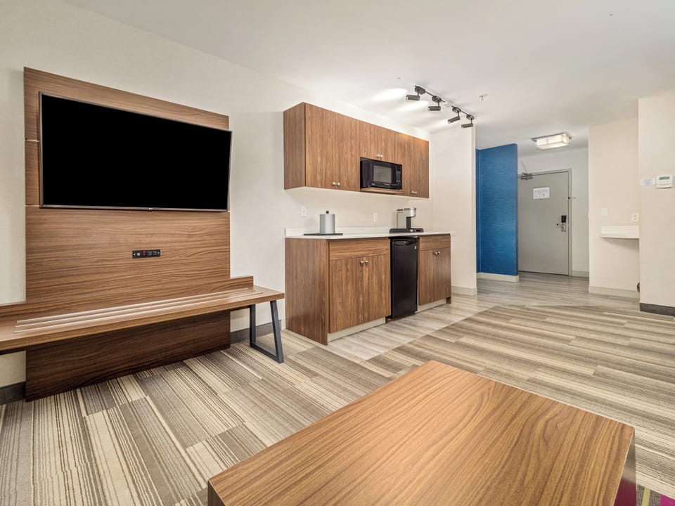 Suite, Multiple Beds | Premium bedding, pillowtop beds, in-room safe, desk