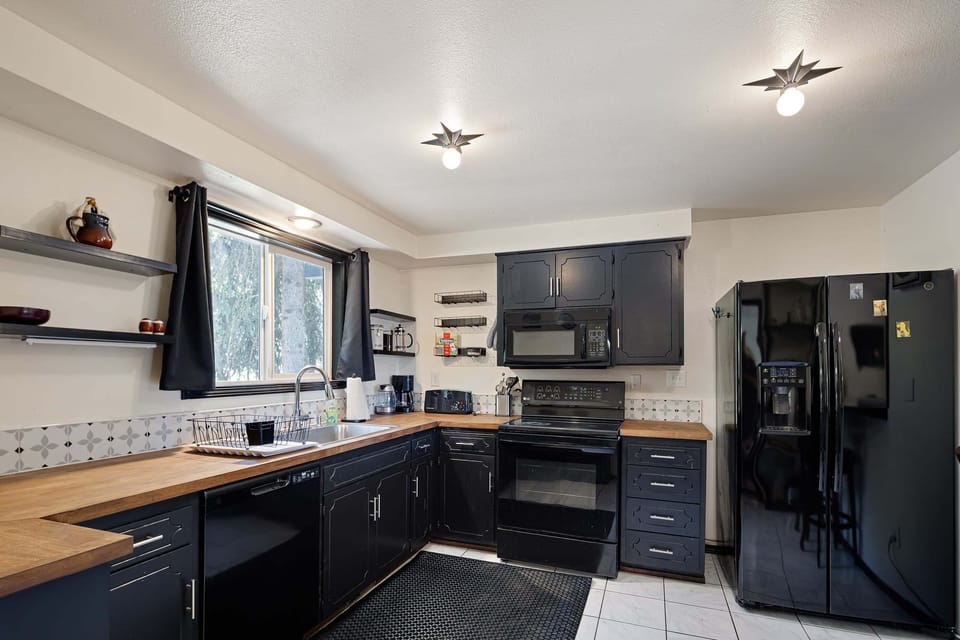House, 4 Bedrooms | Private kitchen | Coffee/tea maker, fridge, oven, toaster
