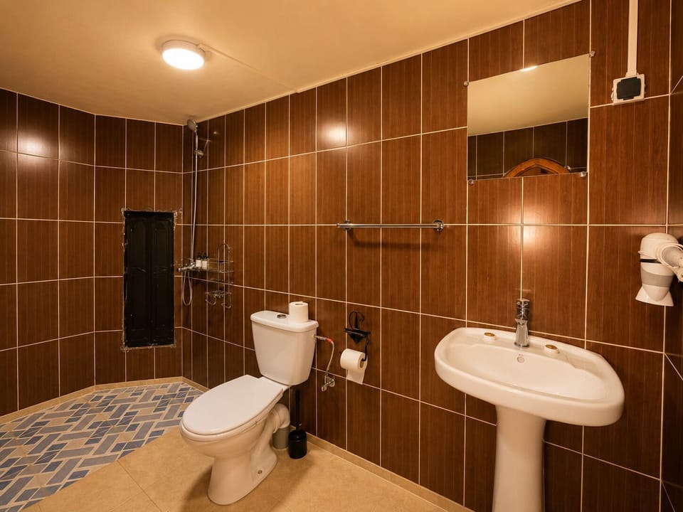 Economy Triple Room | Bathroom