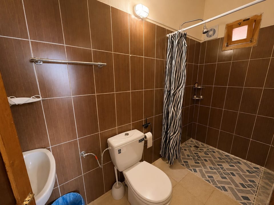 Classic Triple Room | Bathroom