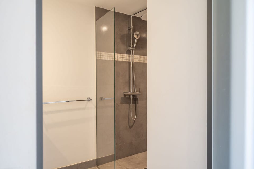 Apartment | Bathroom | Hair dryer, towels, shampoo