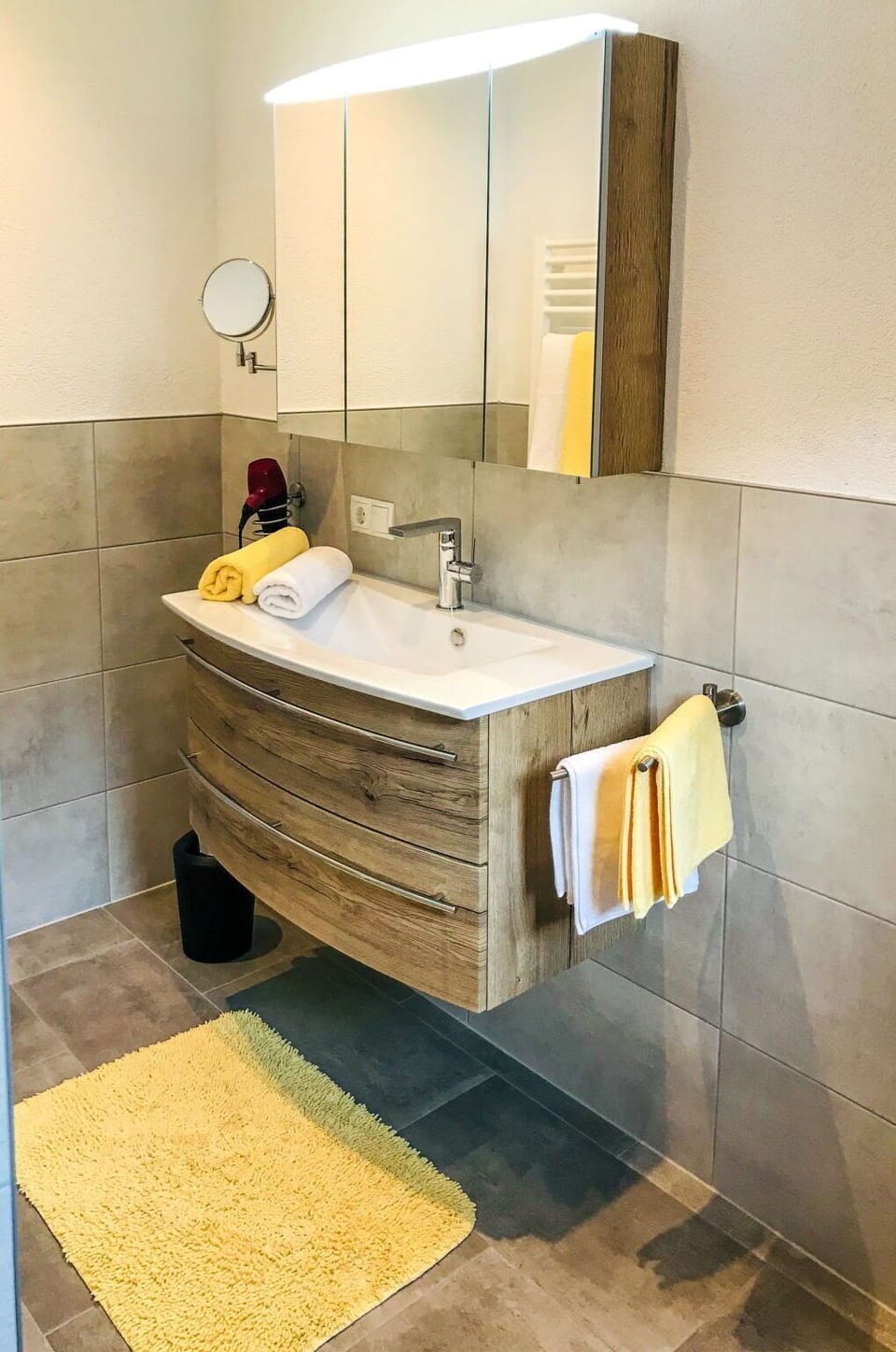Flooring, Floor, Plumbing Fixture, Bathroom Cabinet, Bathroom, Plumbing, Sink, Bathroom Sink, Tap, Hardwood