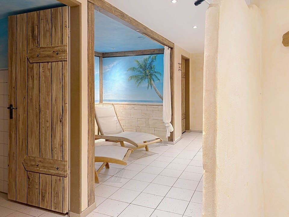 Flooring, Wood, Floor, Interior Design, Ceiling, Room, Wood Stain, Hardwood, Natural Material, Plank