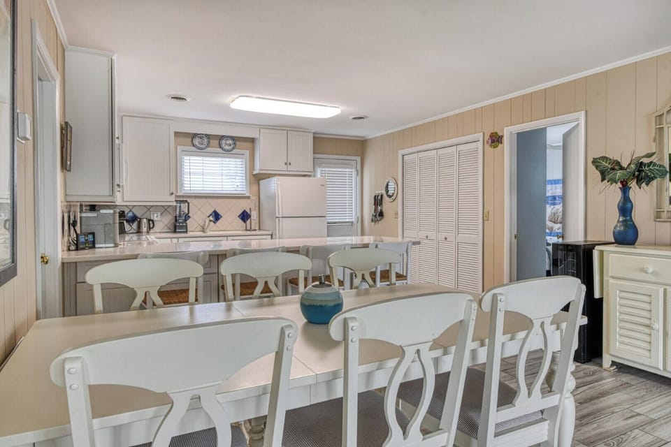 Sail Away - Dining Area