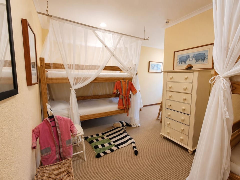 Junior Room, Shared Bathroom | In-room safe, WiFi (free)