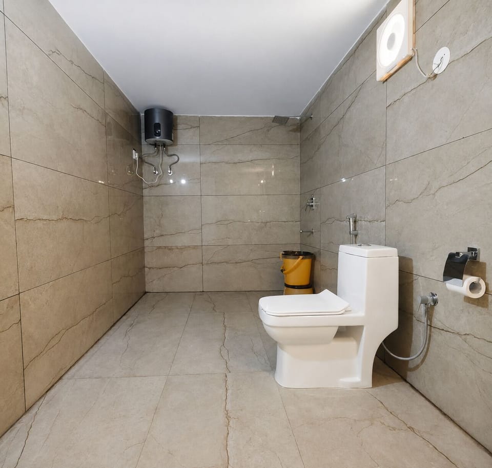 Family Room | Bathroom | Shower, towels, soap, shampoo