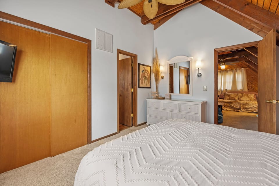 Eureka: Top Floor Queen Master with Ensuite