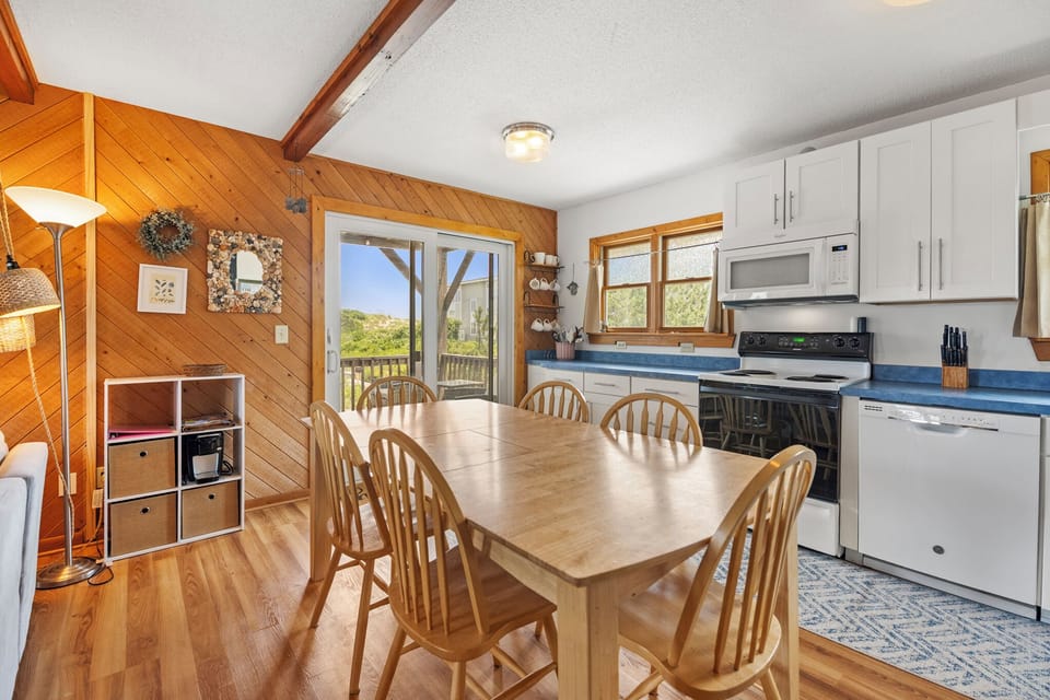 Eureka: Dining Area for 6