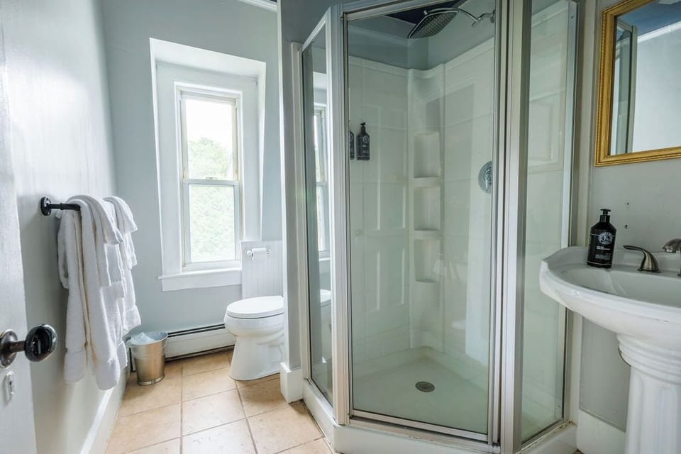 Classic Double Room, 1 Queen Bed | Bathroom | Hair dryer, towels, soap, shampoo