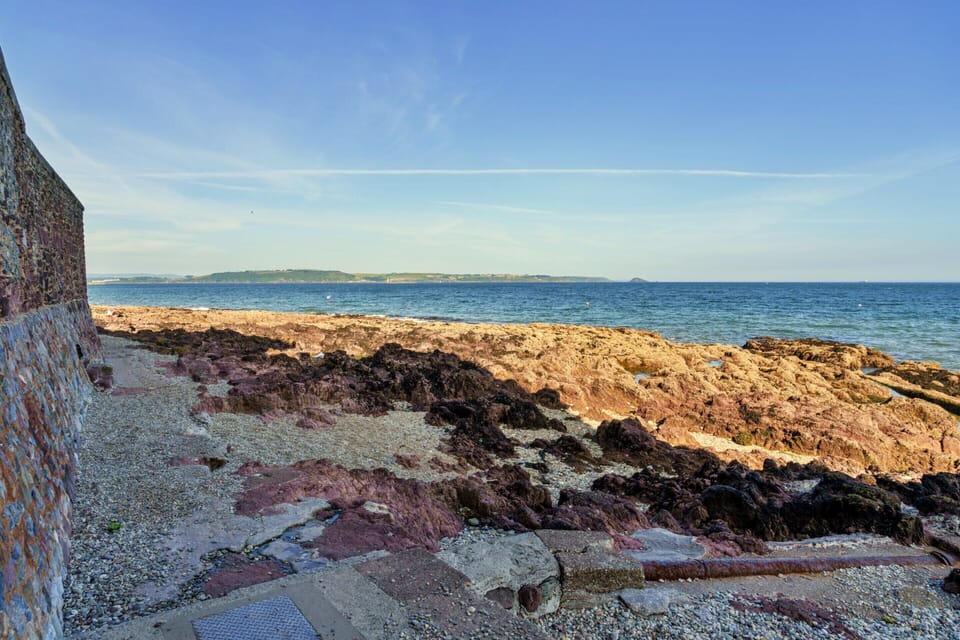 Waterfront Escape With Deck House in Kingsand
