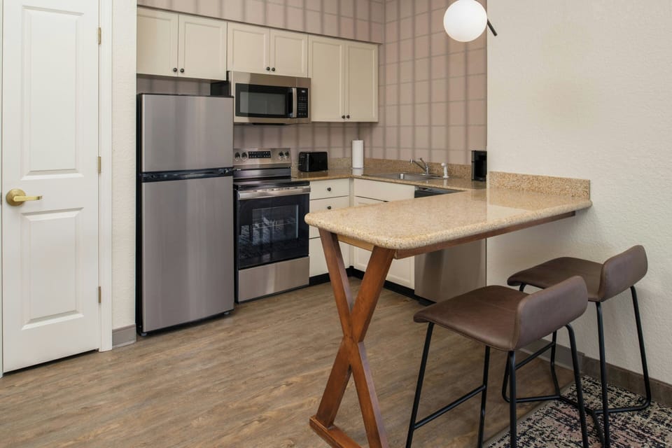 Coffee/tea maker, fridge, microwave, stovetop