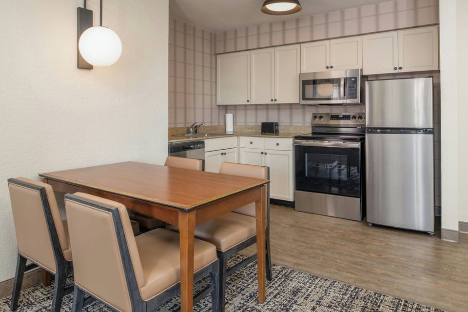 Coffee/tea maker, fridge, microwave, stovetop