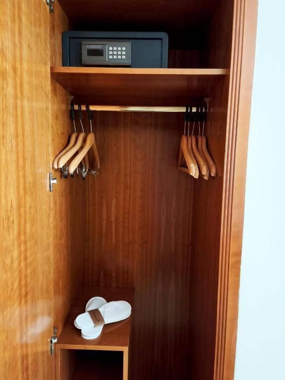 In-room safe, soundproofing, WiFi (free)