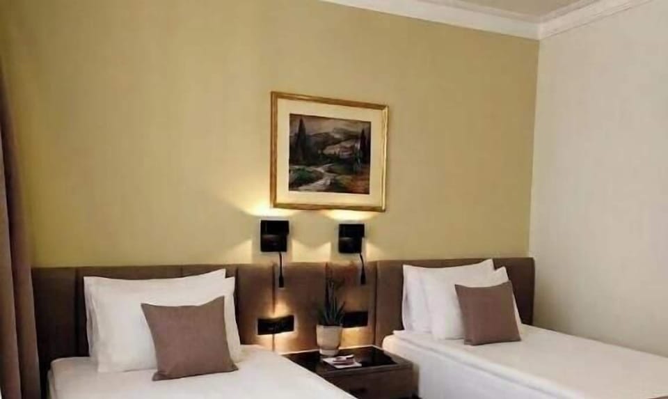 In-room safe, soundproofing, WiFi (free)