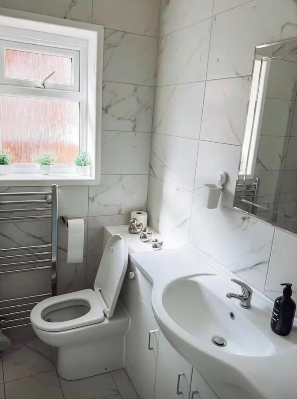 Combined shower/tub, deep soaking tub, towels