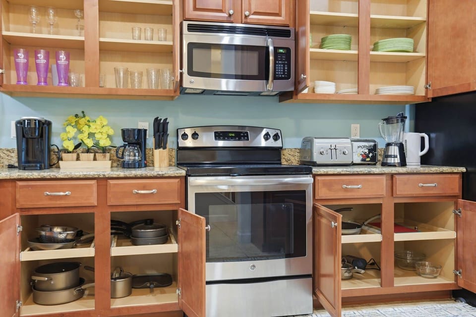 Kitchen w/ appliances 