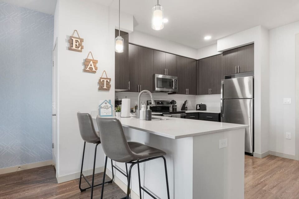 Enjoy casual meals and conversation at the kitchen.