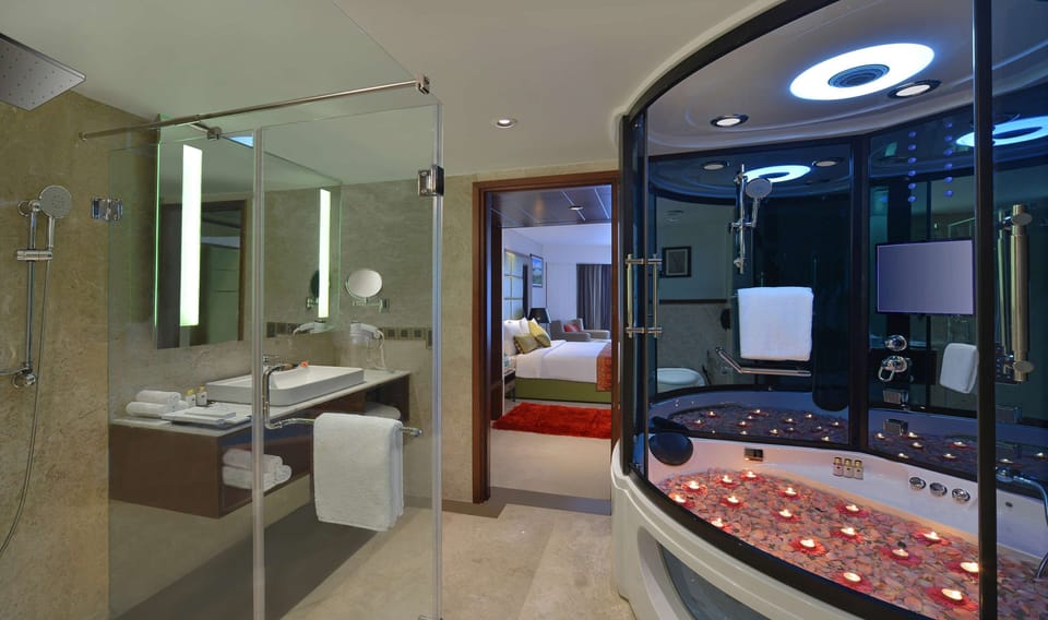 Suite | Bathroom | Shower, rainfall showerhead, free toiletries, hair dryer