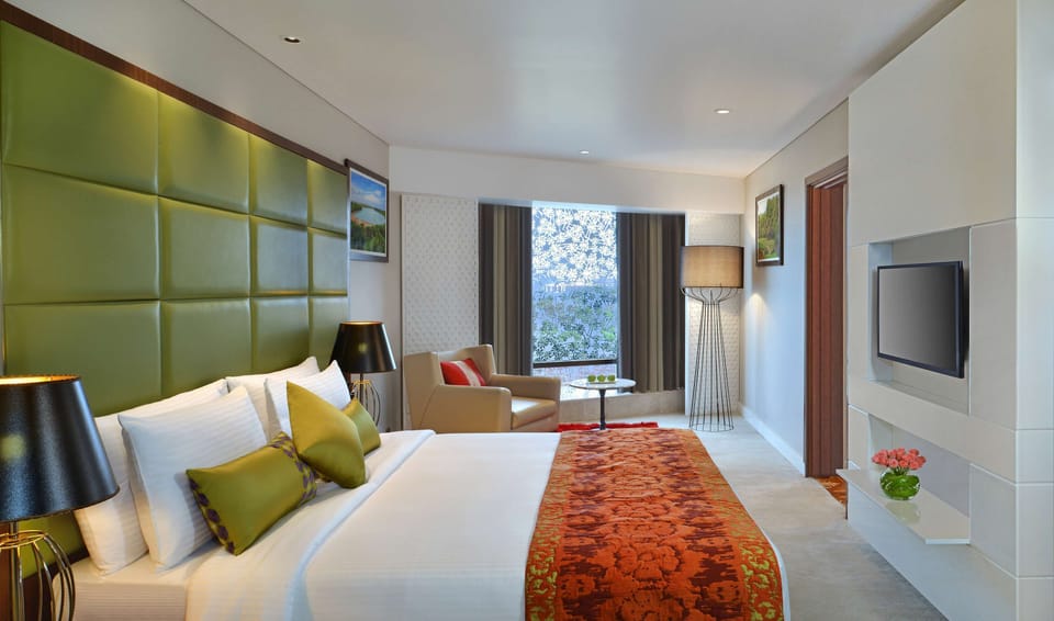 Suite | Minibar, in-room safe, desk, blackout drapes