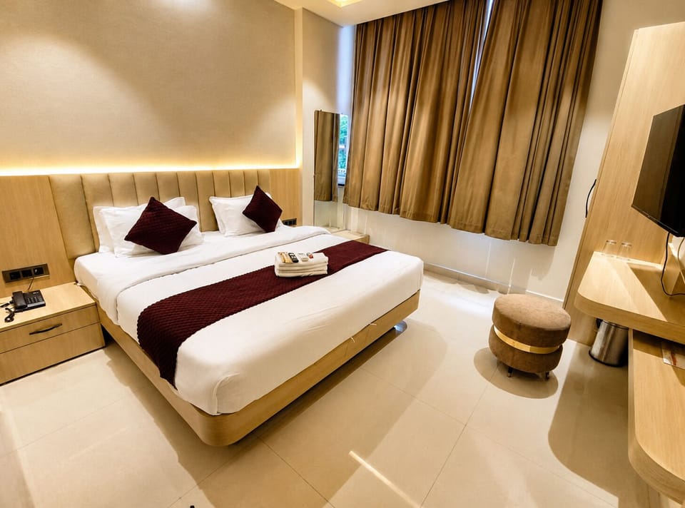 Premium Double Room, City View | Desk, WiFi (free), bed sheets