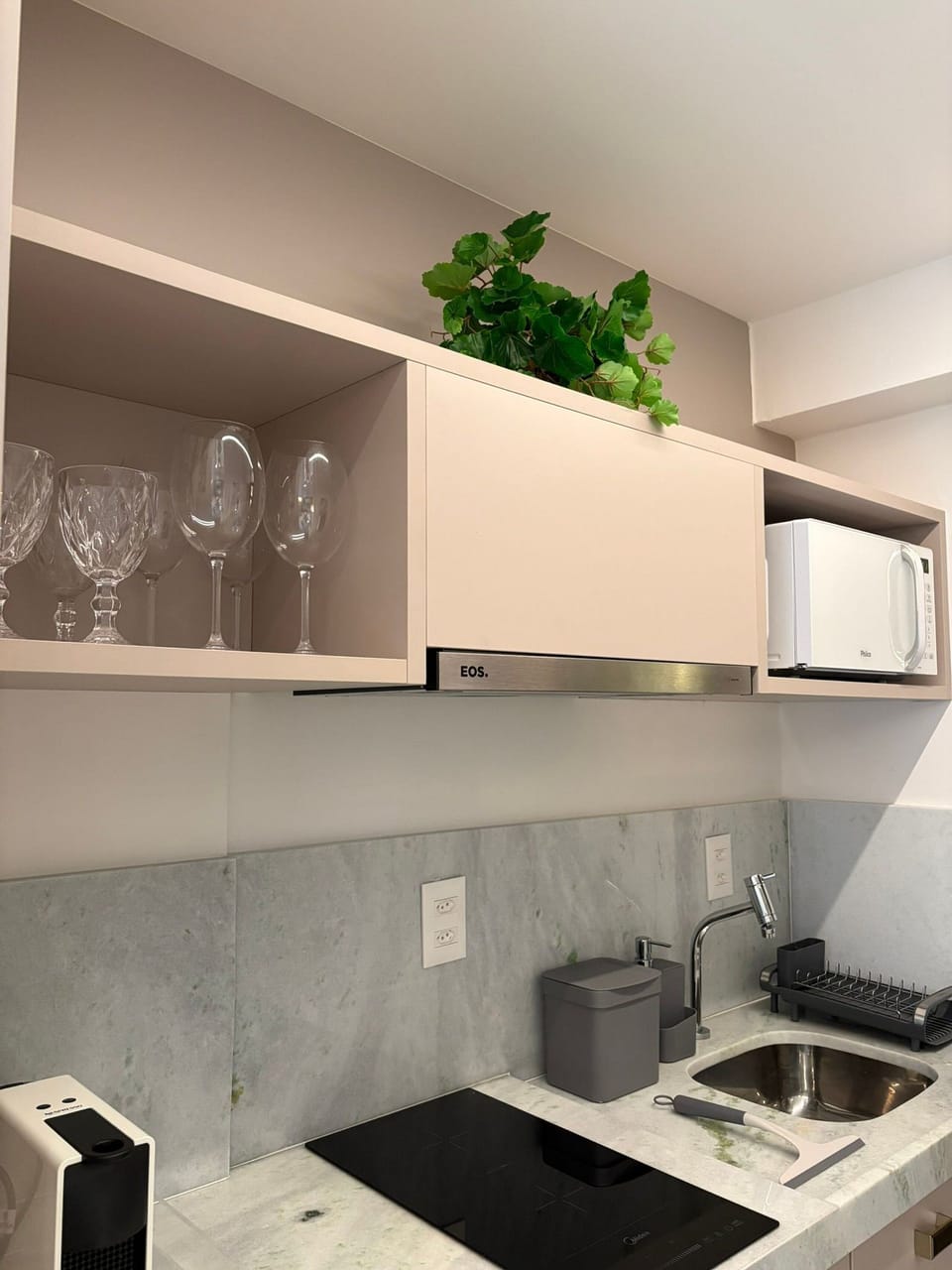 Basic Studio | Private kitchen | Oven, toaster, cookware/dishes/utensils