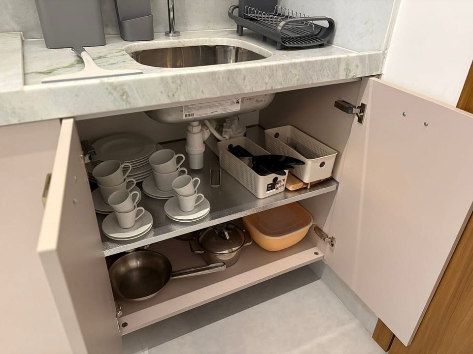 Basic Studio | Private kitchen | Oven, toaster, cookware/dishes/utensils