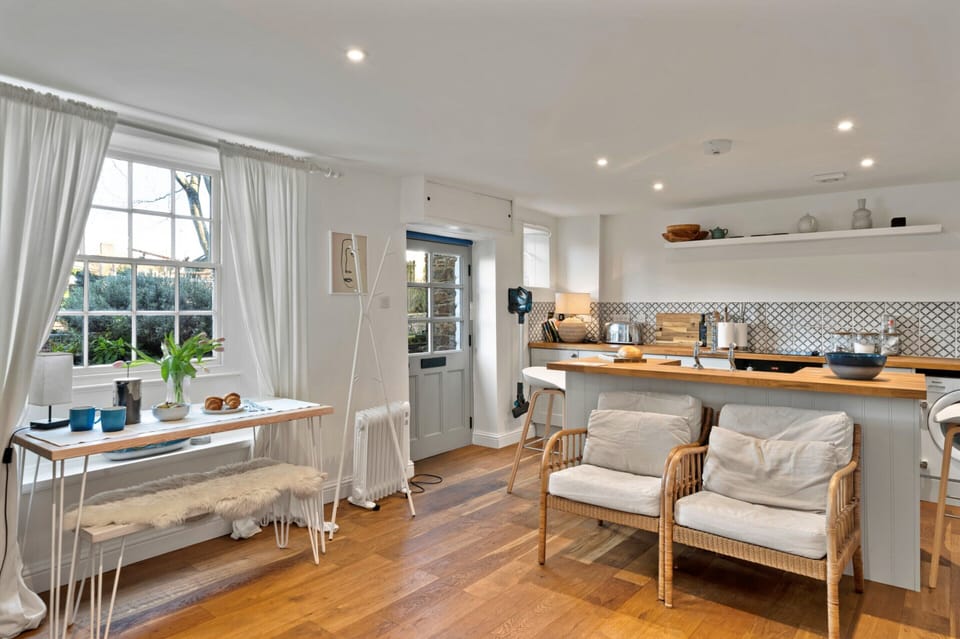 Cottage | Living room | Fireplace