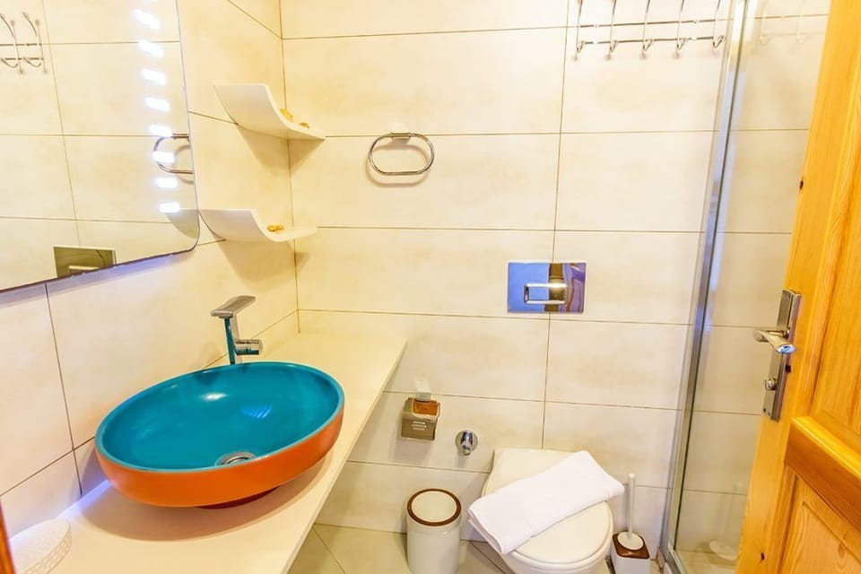 Deluxe Studio Suite, Sea View | Bathroom | Shower, hair dryer, bathrobes, towels