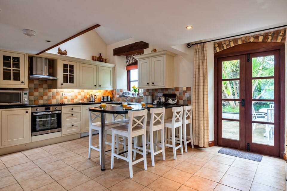 Cottage | Dining